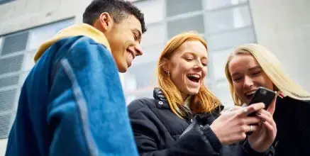 Junge Leute mit Smartphone